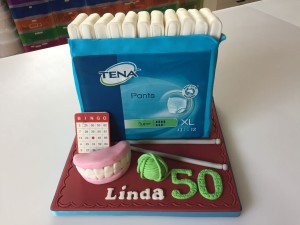Feesttaarten - Sarah taart Tena Lady kunstgebit en breiwerkje