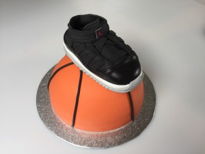 Kindertaarten - 3D Kinder Nike op basketbaltaart