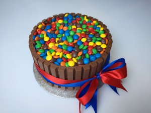 Feesttaarten - Chocoladetaart met M&amp;Ms en Kitkats