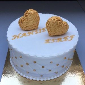 Bruidstaarten - Witte bruidstaart met gouden 3D harten Bruidstaarten - Witte bruidstaart met gouden 3D harten