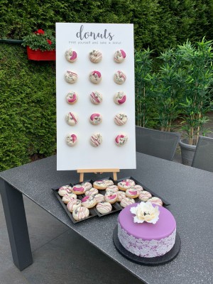 Bruidstaarten - Lila taart met eetbaar kant en donuts Bruidstaarten - Lila taart met eetbaar kant en donuts