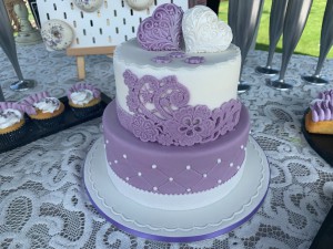 Bruidstaarten - Wit lila kant 3D harten Sweet table Bruidstaarten - Wit lila kant 3D harten Sweet table