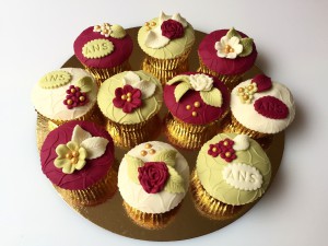 Cupcakes - Bordeaux cupcakes met roosjes Ans Cupcakes - Bordeaux cupcakes met roosjes Ans