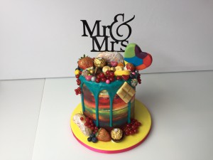 Bruidstaarten - Regenboog dripcake met fruit en snoep Bruidstaarten - Regenboog dripcake met fruit en snoep