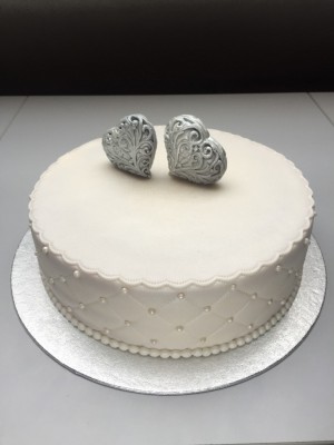 Bruidstaarten - Wit gecappitoneerd met zilveren 3D harten Bruidstaarten - Wit gecappitoneerd met zilveren 3D harten