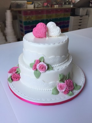 Bruidstaarten - Witte stapel met wit/roze roosjes en 3D harten Bruidstaarten - Witte stapel met wit/roze roosjes en 3D harten