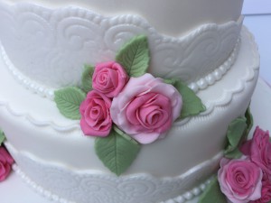 Bruidstaarten - Witte stapel met wit/roze roosjes en fondantlace Bruidstaarten - Witte stapel met wit/roze roosjes en fondantlace