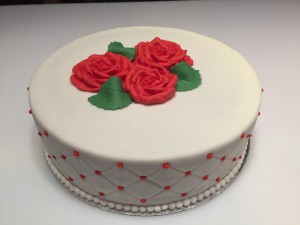 Bruidstaarten - Wit fondant met rode parels gecappitoneerd en rode 2D rozen Bruidstaarten - Wit fondant met rode parels gecappitoneerd en rode 2D rozen