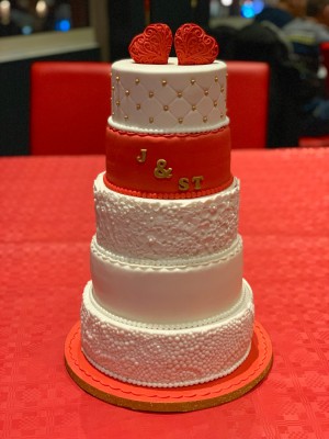 Bruidstaarten - Chinese stapeltaart rood en wit met 3D harten Bruidstaarten - Chinese stapeltaart rood en wit met 3D harten