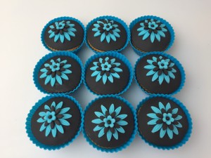 Cupcakes - Zwarte cupcakes met blauwe bloemen Cupcakes - Zwarte cupcakes met blauwe bloemen