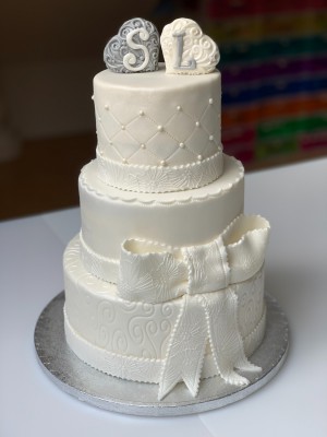 Bruidstaarten - Witte stapel met zilver/witte 3D harten en strik Bruidstaarten - Witte stapel met zilver/witte 3D harten en strik