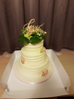 Bruidstaarten - Cremetaart met verse bloemen en taarttopper LOVE Bruidstaarten - Cremetaart met verse bloemen en taarttopper LOVE