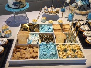 Sweettable - Sweet table meringues cakepops cupcakes koekjes snorren Sweettable - Sweet table meringues cakepops cupcakes koekjes snorren