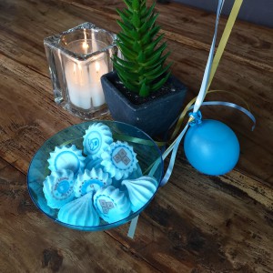 Sweettable - Blauwe meringues schuimpjes geboorte jongen Sweettable - Blauwe meringues schuimpjes geboorte jongen