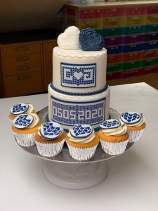 Bruidstaarten - Witte bruidstaart/cupcakes met blauwe deco als op trouwkaart Bruidstaarten - Witte bruidstaart/cupcakes met blauwe deco als op trouwkaart