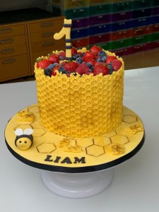 Kindertaarten - Bijentaart Liam met vers fruit