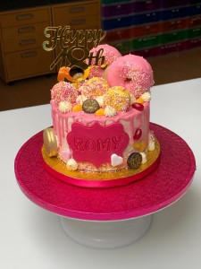 Feesttaarten - Dripcake Romy met donuts en macarons