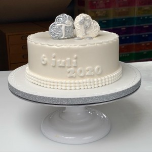 Bruidstaarten - Witte bruidstaart met datum en 3D harten Bruidstaarten - Witte bruidstaart met datum en 3D harten