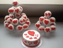 Bruidstaarten - Witte bruidstaart/cupcakes met rode hartjes