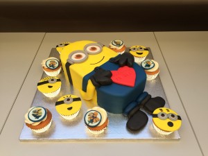 Kindertaarten - Minion taart met cupcakes