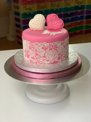 Bruidstaarten - Roze bruidstaart met eetbaar kant en 3D harten Bruidstaarten - Roze bruidstaart met eetbaar kant en 3D harten