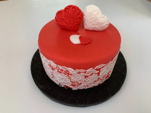 Bruidstaarten - Rode bruidstaart met eetbaar kant en 3D harten Bruidstaarten - Rode bruidstaart met eetbaar kant en 3D harten