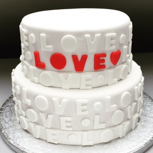 Bruidstaarten - Bruidstaart met LOVE letters rondom Bruidstaarten - Bruidstaart met LOVE letters rondom