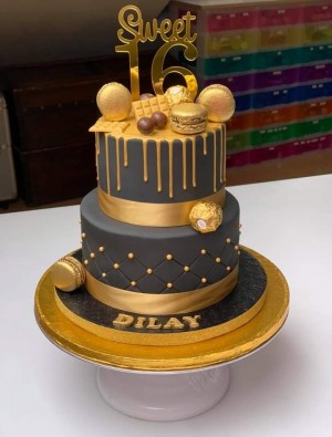 Drip Cake - Gouden drip op zwarte fondant stapeltaart Dilay Drip Cake - Gouden drip op zwarte fondant stapeltaart Dilay