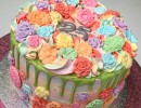 Drip Cake - Drip cake met groene drip en kleurrijke bloemetjes