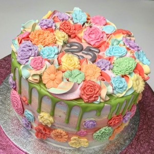 Drip Cake - Drip cake met groene drip en kleurrijke bloemetjes Drip Cake - Drip cake met groene drip en kleurrijke bloemetjes