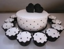 Bruidstaarten - Witte bruidstaart met zwarte 3D harten en cupcakes