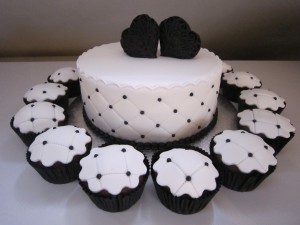 Bruidstaarten - Witte bruidstaart met zwarte 3D harten en cupcakes Bruidstaarten - Witte bruidstaart met zwarte 3D harten en cupcakes