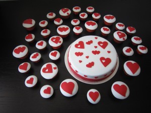 Bruidstaarten - Witte bruidstaart-cupcakes met rode hartjes Bruidstaarten - Witte bruidstaart-cupcakes met rode hartjes