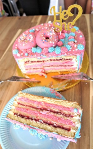 Drip Cake - Gender reveal drip cake binnenkant Drip Cake - Gender reveal drip cake binnenkant