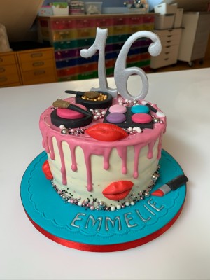 Drip Cake - Drip cake in thema make-up sweet 16 Drip Cake - Drip cake in thema make-up sweet 16