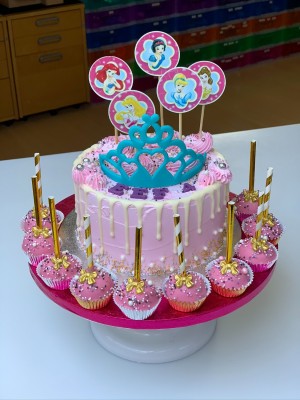 Drip Cake - Drip cake in thema prinsessen met cakepops Drip Cake - Drip cake in thema prinsessen met cakepops