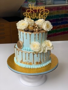 Drip Cake - Lichtblauwe drip cake met gouden drip en witte rozen Drip Cake - Lichtblauwe drip cake met gouden drip en witte rozen