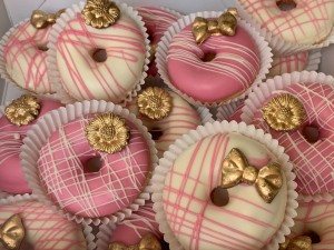 Cupcakes - Donuts met gouden bloem en strik roze Cupcakes - Donuts met gouden bloem en strik roze