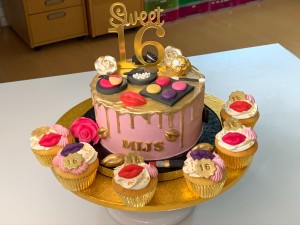 Drip Cake - Roze dripcake met gouden drip in thema make-up met cupcakes