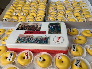 Cupcakes - Donuts studentenvereniging met eetbare print fototaart Cupcakes - Donuts studentenvereniging met eetbare print fototaart