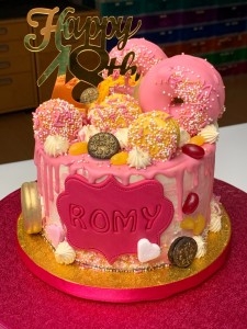 Drip Cake - Drip cake met donuts macarons en sprinkles Romy Drip Cake - Drip cake met donuts macarons en sprinkles Romy