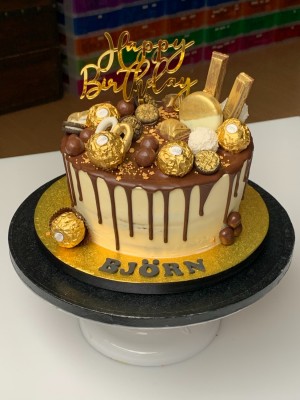 Drip Cake - Dripcake met Ferrero Rocher, Kitkat, chocolade, Oreo Björn Drip Cake - Dripcake met Ferrero Rocher, Kitkat, chocolade, Oreo Björn