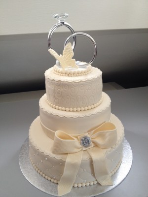 Bruidstaarten - Crèmekleurige bruidstaart met ringen als taarttopper Bruidstaarten - Crèmekleurige bruidstaart met ringen als taarttopper