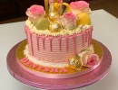 Drip Cake - Roze dripcake met verse bloemen, Ferrero Rocher en macarons