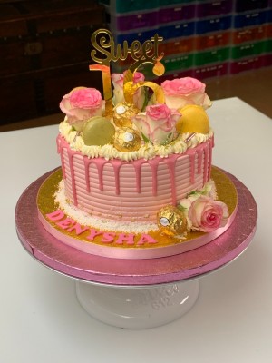 Drip Cake - Roze dripcake met verse bloemen, Ferrero Rocher en macarons Drip Cake - Roze dripcake met verse bloemen, Ferrero Rocher en macarons