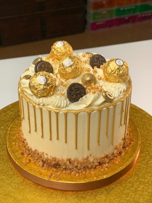 Drip cake - Crèmetaart Ferrero Rocher Oreo gouden drip Drip cake - Crèmetaart Ferrero Rocher Oreo gouden drip