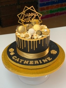 Drip cake - Zwarte crèmetaart gouden drip macarons oreo Drip cake - Zwarte crèmetaart gouden drip macarons oreo