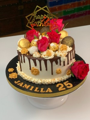 Drip cake - crèmetaart met verse rozen en macarons Drip cake - crèmetaart met verse rozen en macarons