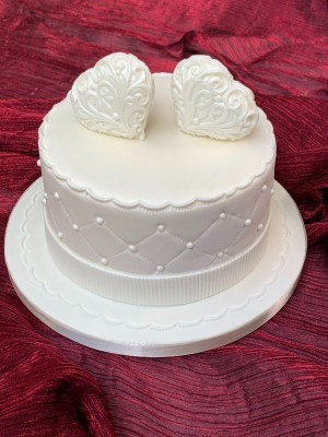 Bruidstaarten - Witte bruidstaart met 3D harten Bruidstaarten - Witte bruidstaart met 3D harten