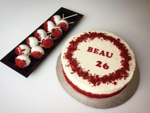 Cupcakes - Red velvet cake met cakepops Cupcakes - Red velvet cake met cakepops